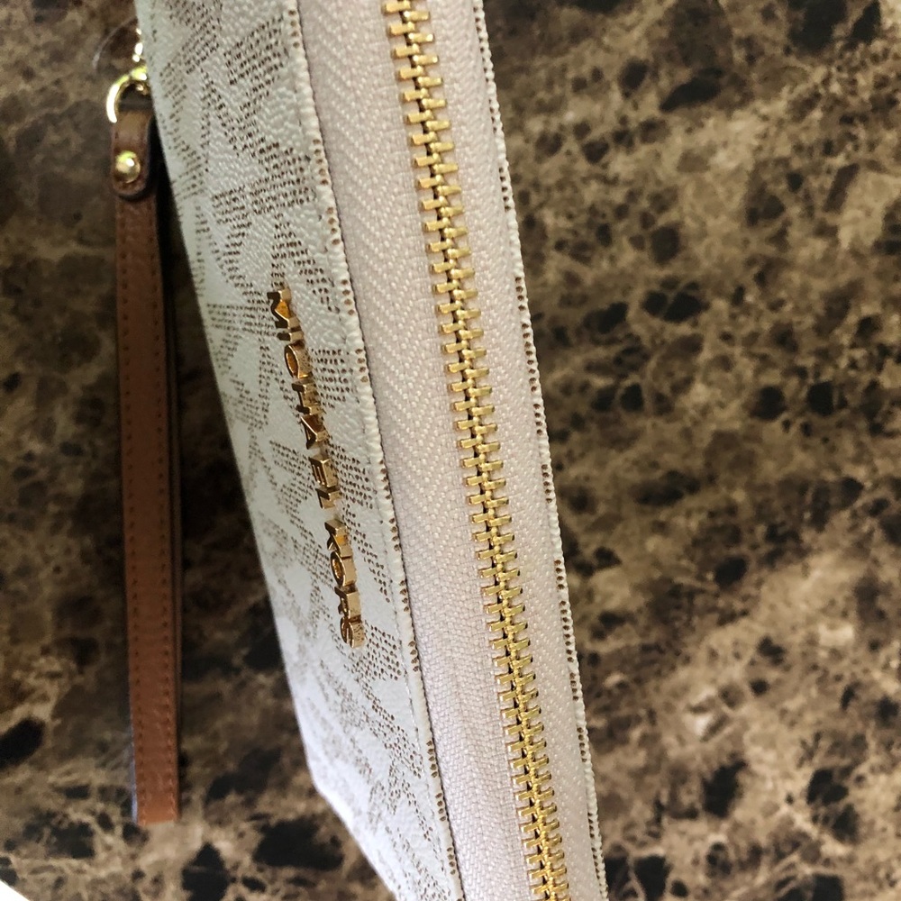 LAST 1 Michael Kors large vanilla phonecase wallet - Picture 3 of 6